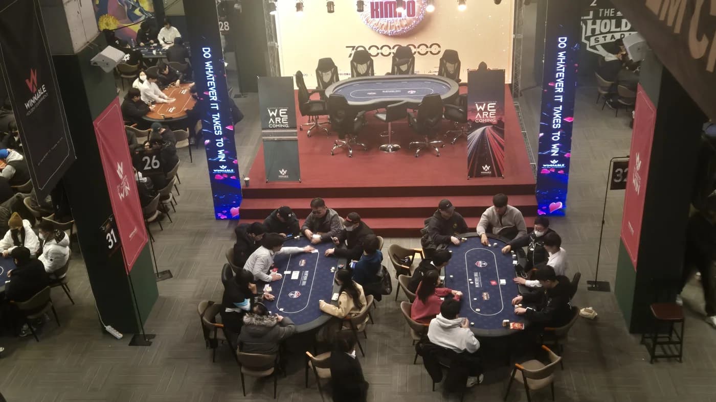 스타디움 오버헤드 — 무대·피처 테이블·LED 필러 실사