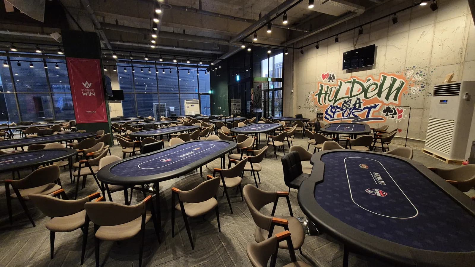 “HOLDEM IS A SPORT” 월 — 사이드 필드